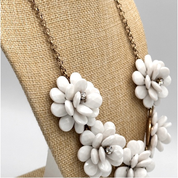 J. Crew Vintage White Flower & Rhinestone Crystal Gold Statement Necklace Rare - Picture 7 of 14